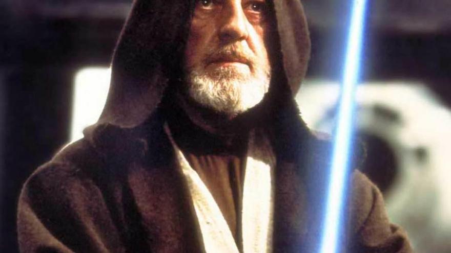 Alec Guinness, encarnando a Obi-Wan Kenobi en el Episodio IV.