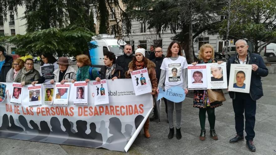Familias de desaparecidos de toda España se concentran ante el Congreso