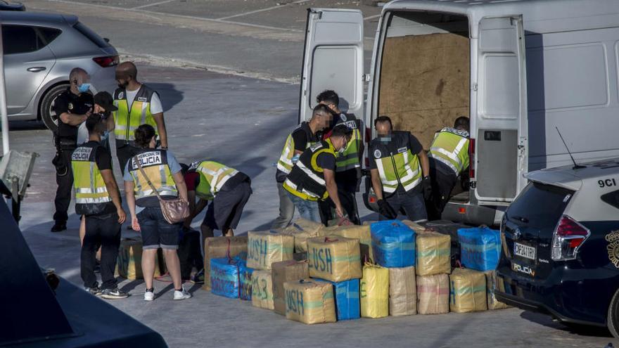 Aduanas aborda un barco con varias toneladas de hachís y lo traslada a Alicante