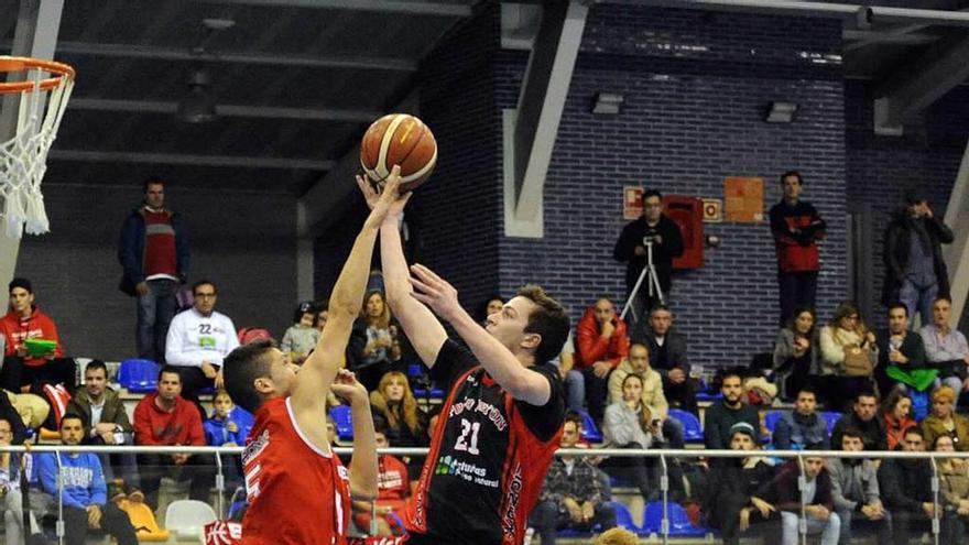 Hausman lanza a canasta durante un partido.