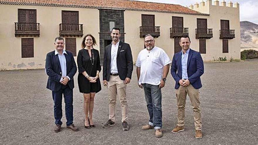 De izquierda a derecha, Tony Pereira, Pilar González, Isai Blanco, Patricio Carneiro y Óliver González posan delante de la emblemática Casa de los Coroneles, en La Oliva.