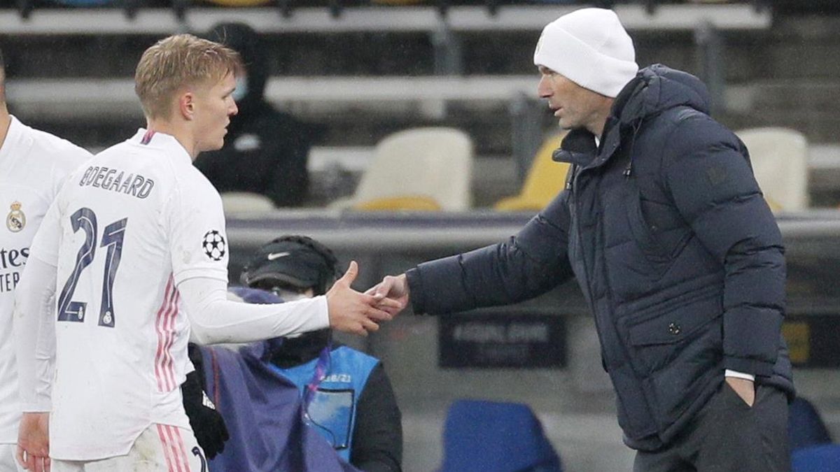 Odegaard saluda a Zidane tras ser cambiado