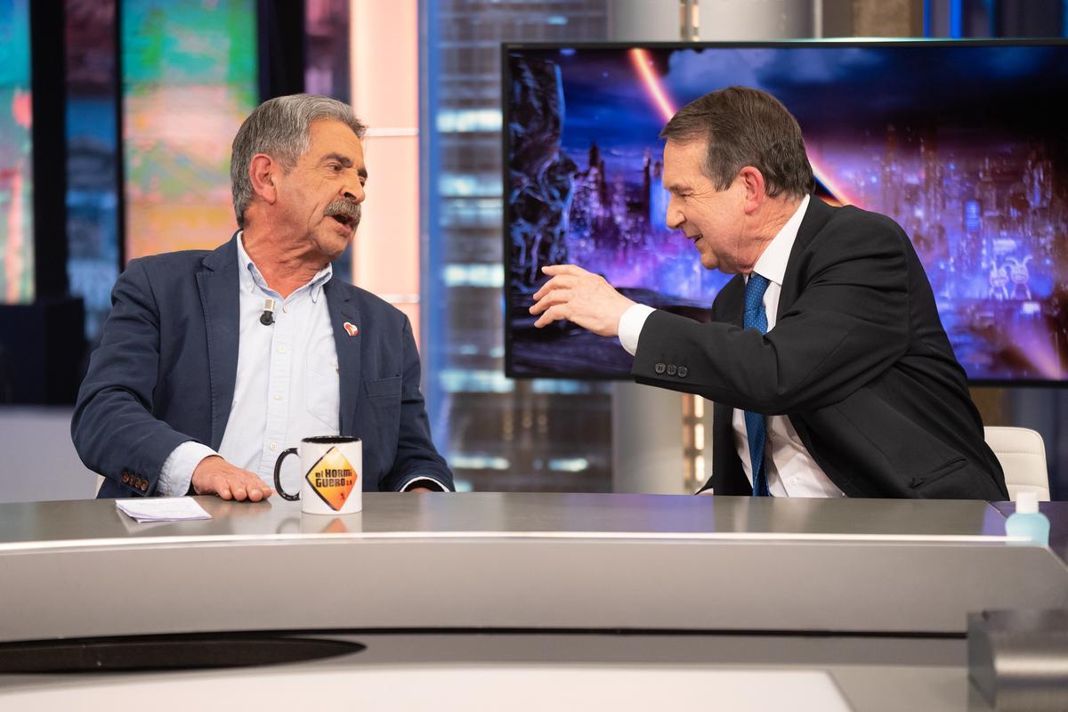 Un momento durante el encuentro entre Caballero y Revilla en 'El Hormiguero', en enero de 2022.