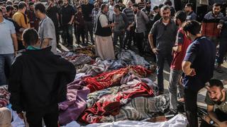 El principal hospital de Gaza entierra a más de 170 muertos en una fosa común