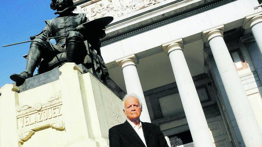 Matías Díaz Padrón ante el Museo del Prado.