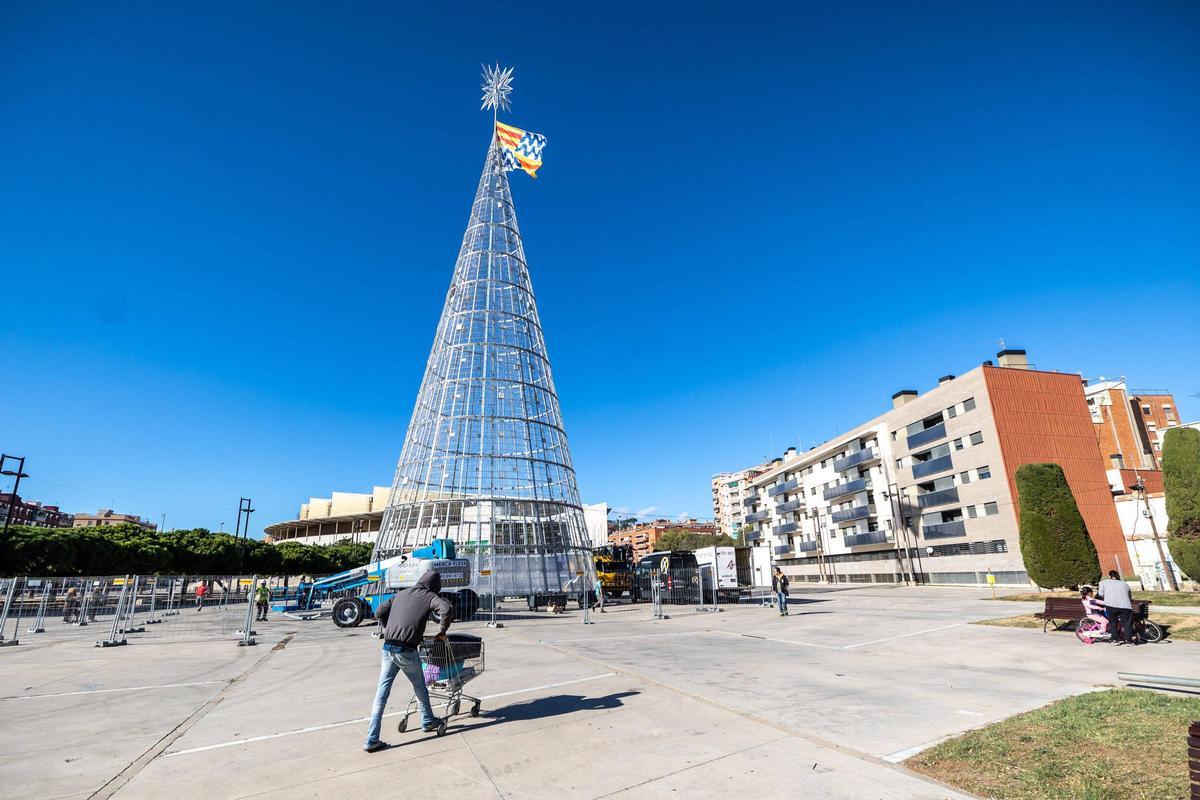 Badalona ya tiene el árbol de Navidad más alto de España