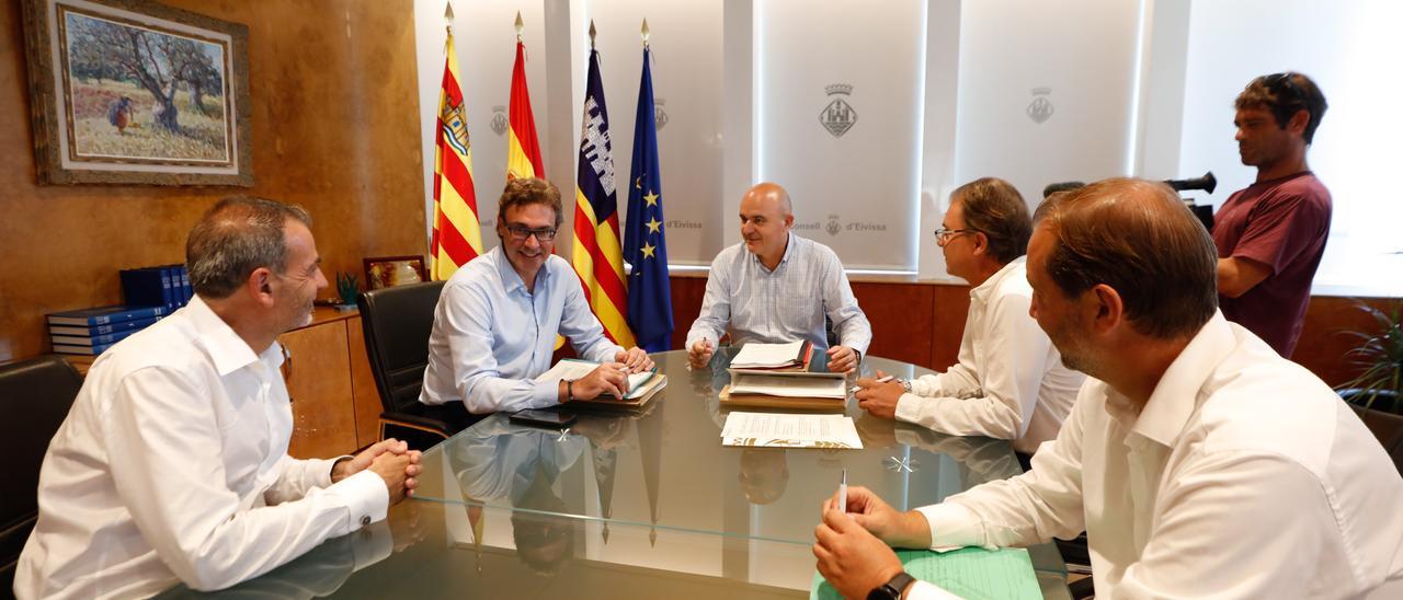 Reunión de esta mañana entre los equipos del vicepresidente económico del Govern, Antoni Costa, y el presidente del Consell, Vicent Marí.