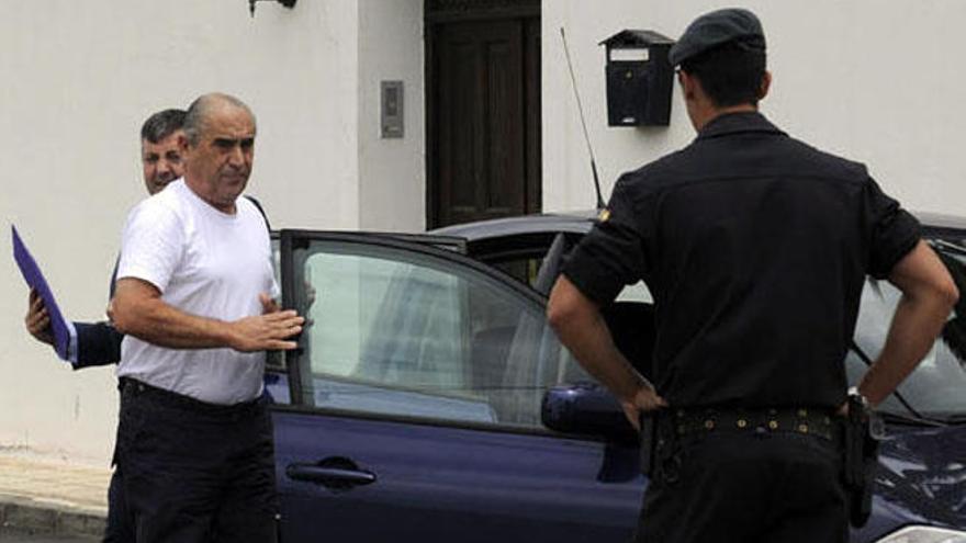Archivo: Dimas Martín es llevado por la policía hasta su casa, en Guatiza, para un registro en mayo de 2009.