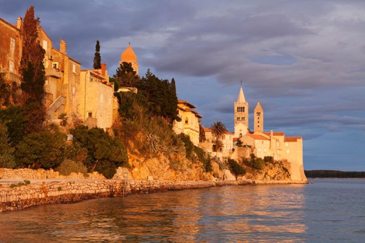 Rab, en la isla homónima de la Costa Dálmata de Croacia. Rab, en la isla homónima de la Costa Dálmata de Croacia.