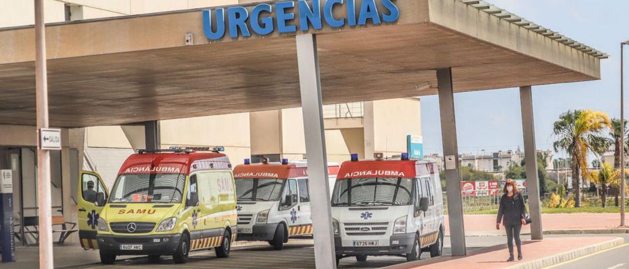 Puerta de Urgencias del Hospital Universitario de Torrevieja.  | TONY SEVILLA