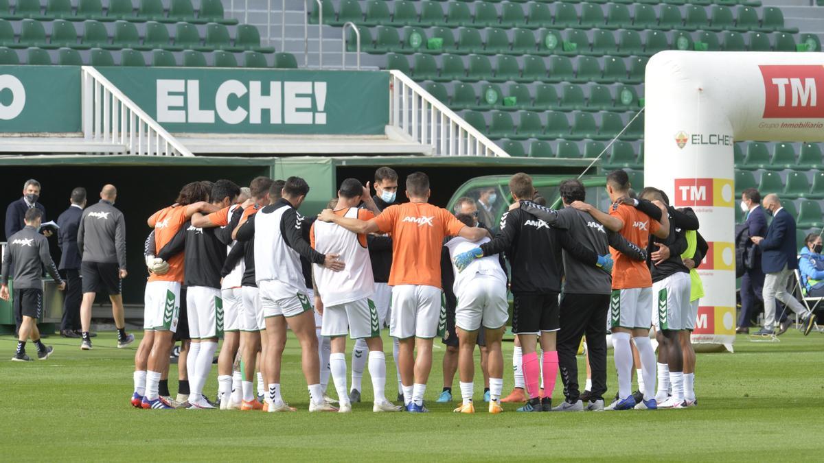 Los jugadores del Elche antes de comenzar el partido frente al Cádiz