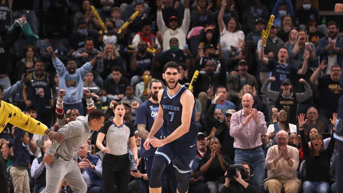 Santi Aldama celebra una canasta con los Memphis Grizzlies, en su victoria ante los Suns