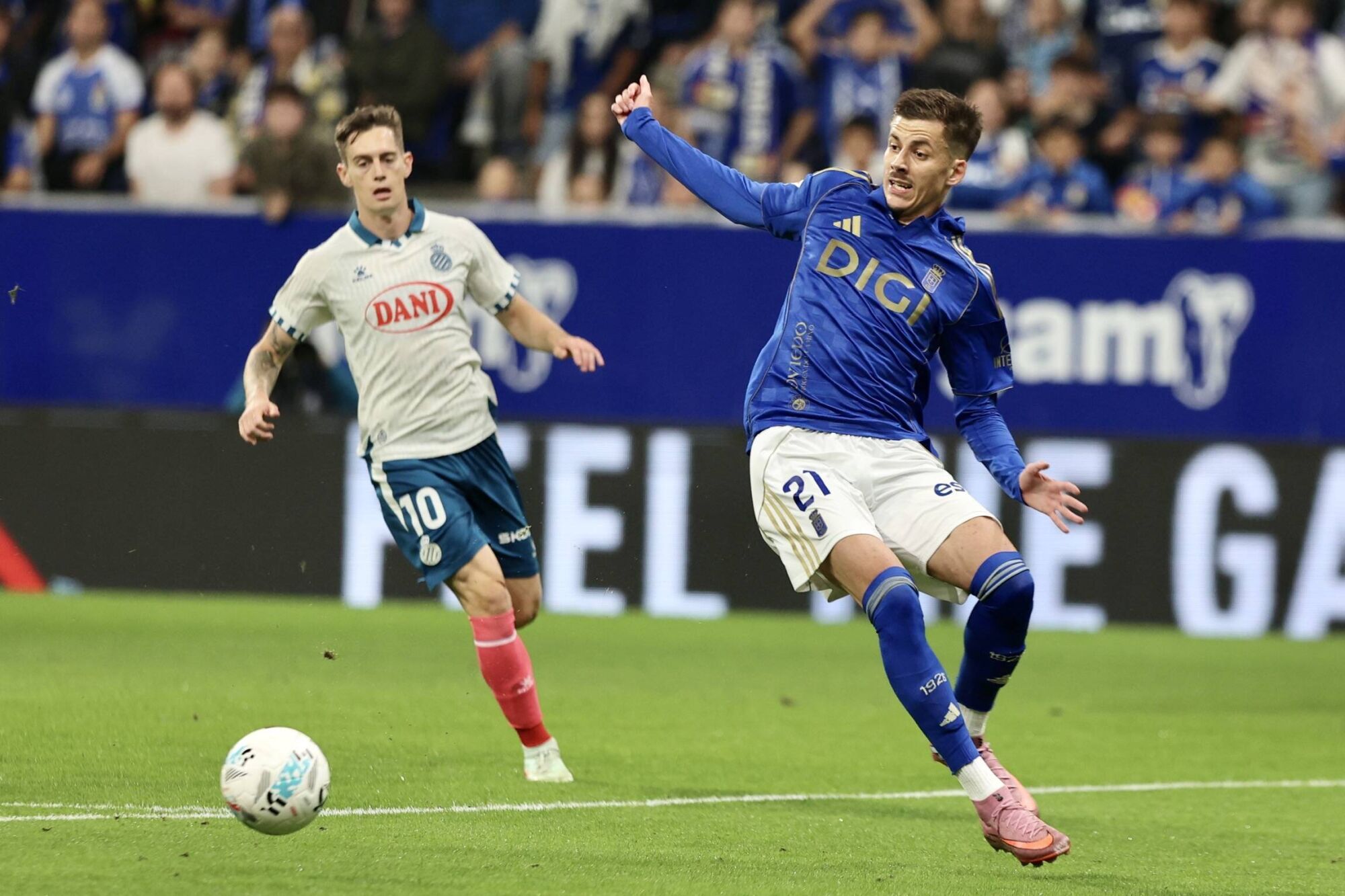 Todas las IMÁGENES del reestreno de Carrión con el Oviedo, con derrota ante el Espanyol 