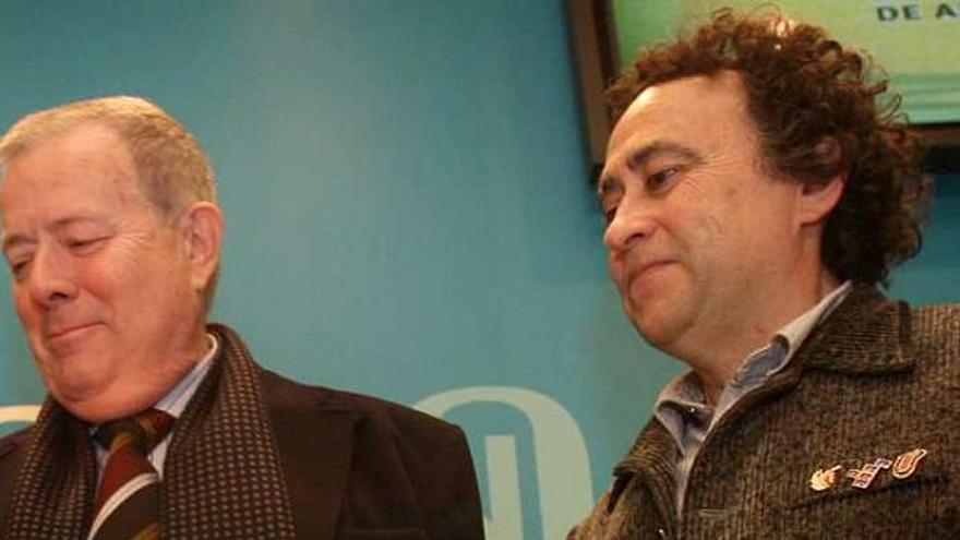 El escritor Manel Joan i Arinyó, junto al diputado de Cultura, Pedro Romero
