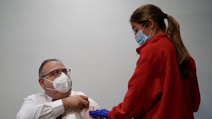 Sanidad hace un llamamiento a los profesionales a vacunarse contra la gripe