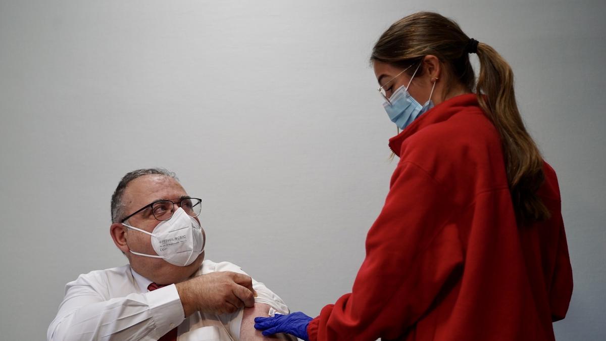 El consejero de Sanidad, Alejandro Vázquez, recibe la vacuna antigripa.