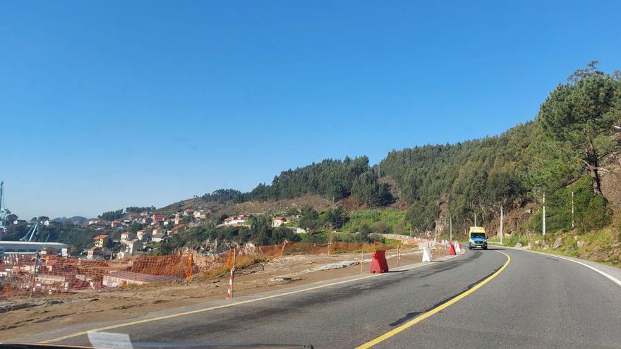 Obras de la nueva senda de Moureira-Palmás, en Domaio, a su paso por el mirador de A Borna.