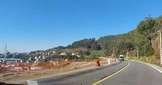 La construcción de la senda de Domaio y el TCA de Tirán mantienen la carretera por la costa en obras