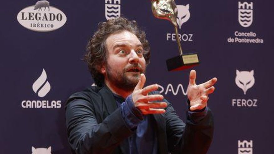 Pol López con el Premio Feroz a mejor actor de reparto de una serie
