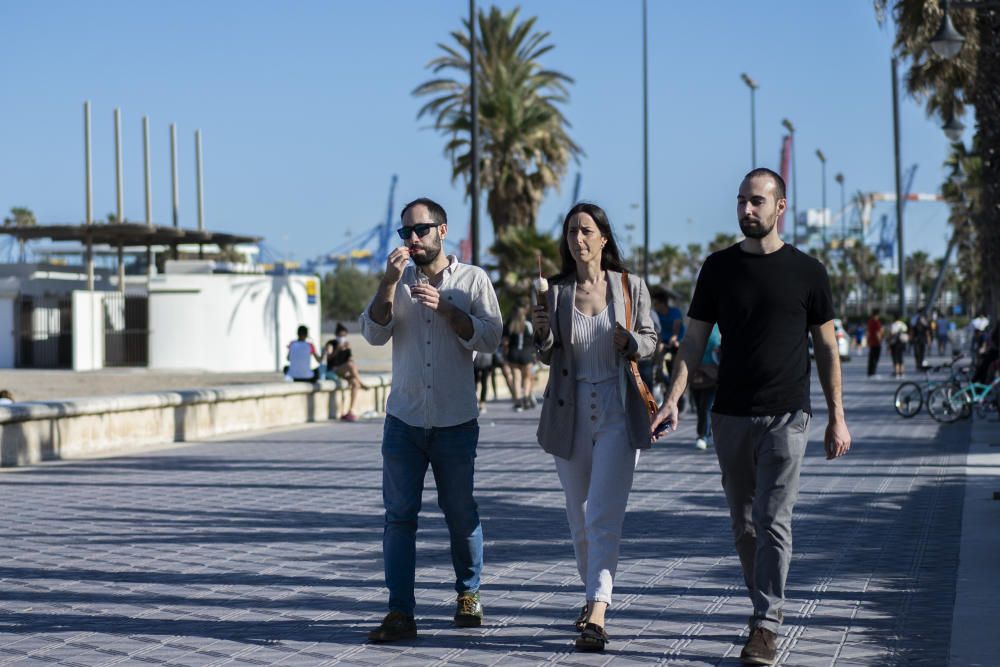 Playas y terrazas llenas en València en los primeros días de la fase 1