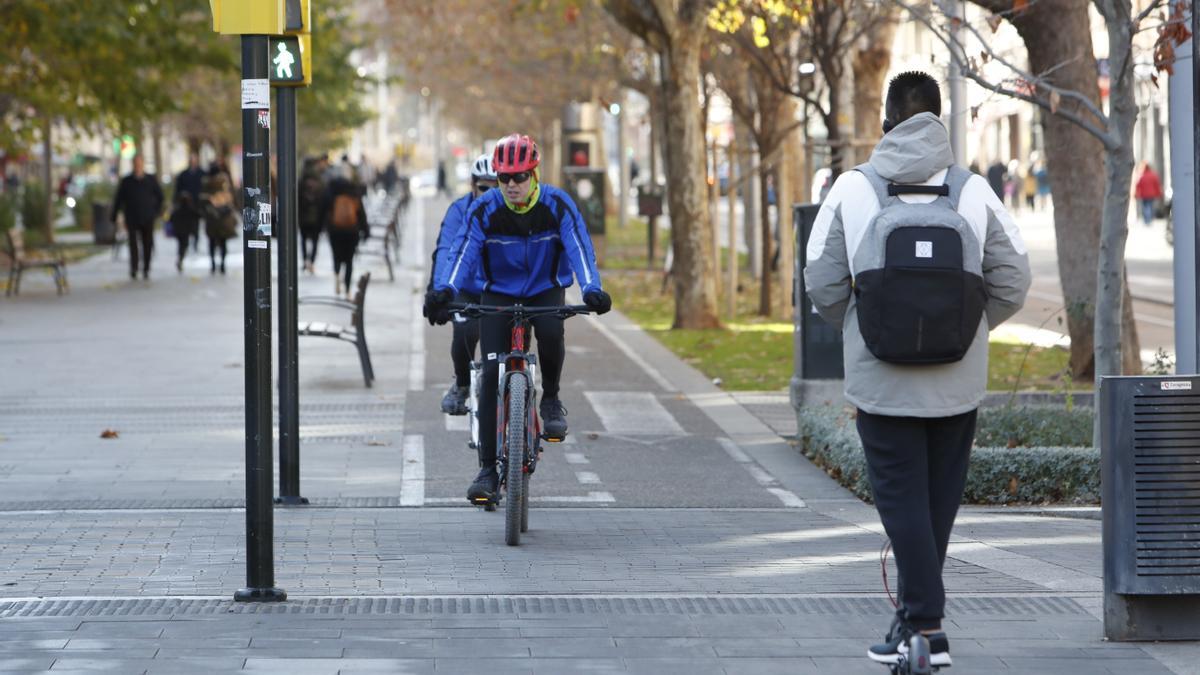 Usuarios de bicicletas y patinetes en un carril bici de Zaragoza.