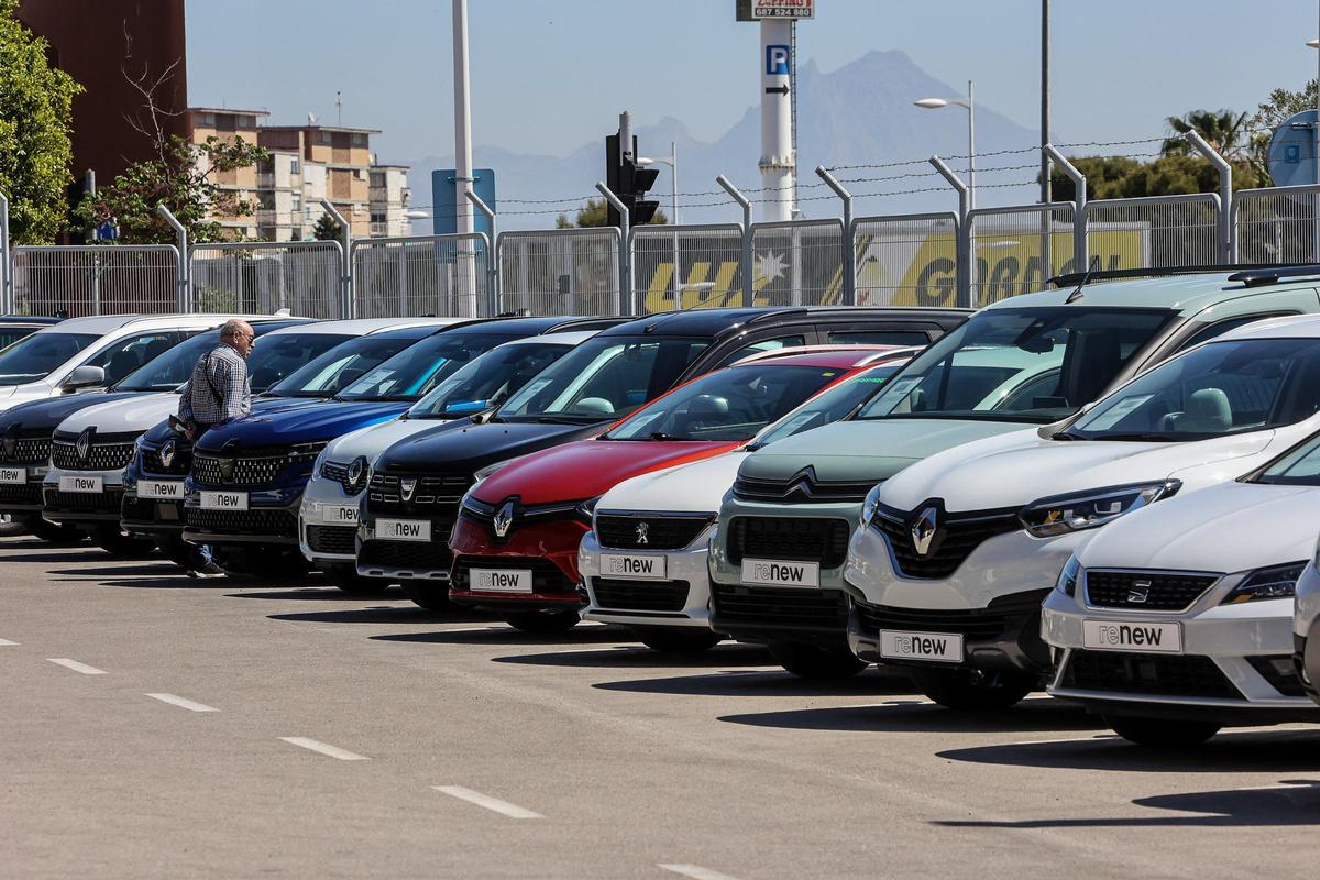 Coches de Renault, listos para venderse, en un concesionario de Alicante.