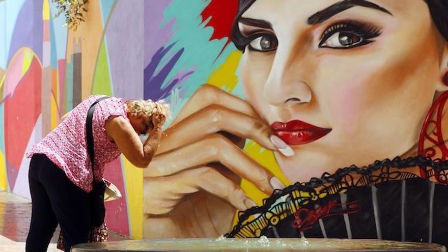 Los paseantes tuvieron difícil este viernes combatir el calor en Málaga.