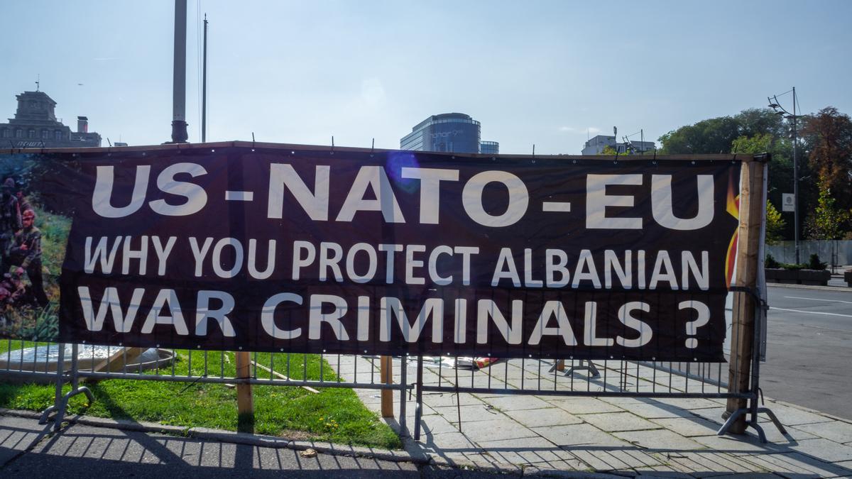 Pancarta de protesta contra la intervención internacional en Albania.