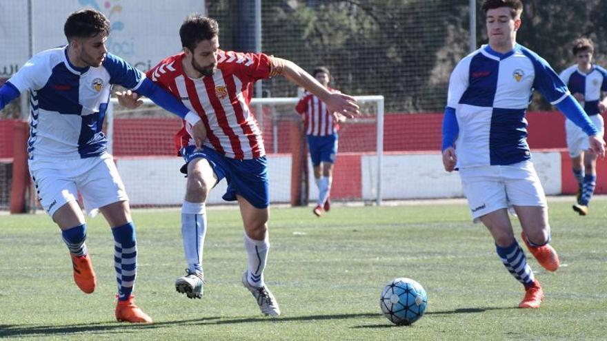 Sergi Soler, capità del Manresa, intenta avançar amb la pilota