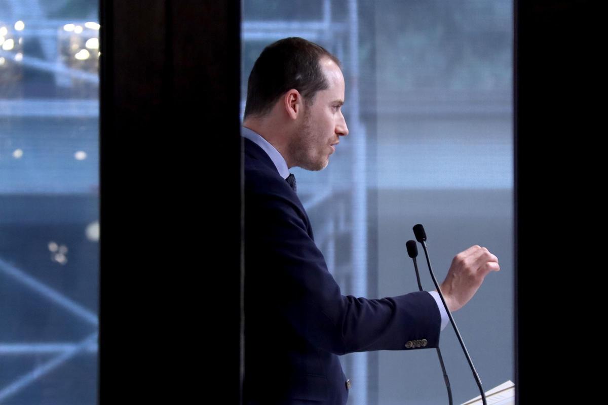 La portavoz de PP en el Parlament, Juan Fernández, en una rueda de prensa en la Cámara catalana