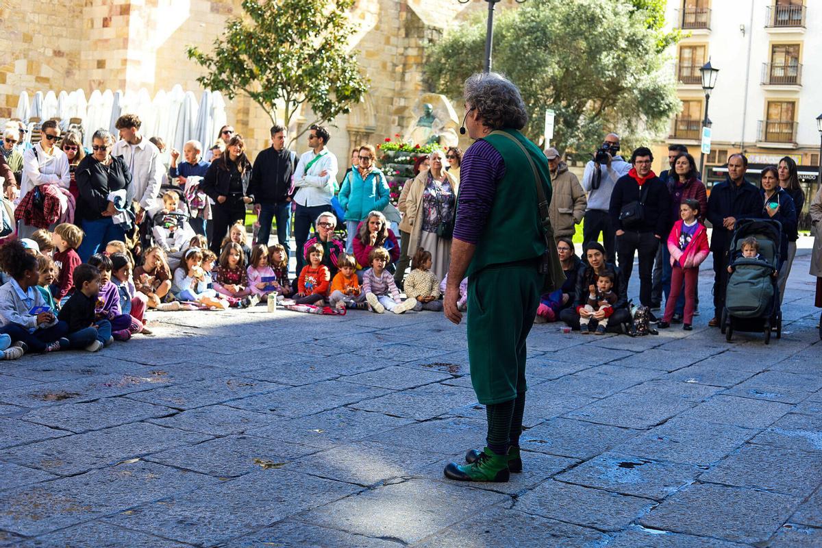 Zamora. Festival de títeres. Pumuki Circo Chisme. Plaza Mayor Zamora. Festival de títeres. Pumuki Circo Chisme. Plaza Mayor