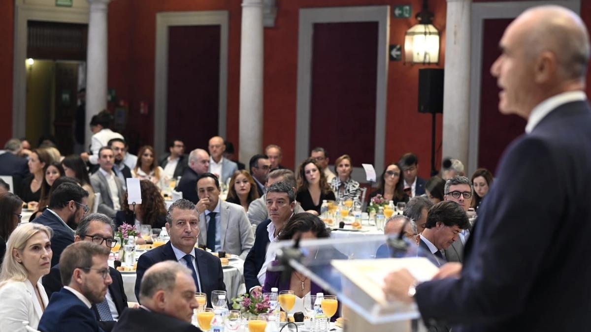 Vídeo | Javier Fernández, sobre la candidatura a la alcaldía de Sevilla: "No tengo duda de que será Antonio Muñoz, es el mejor”