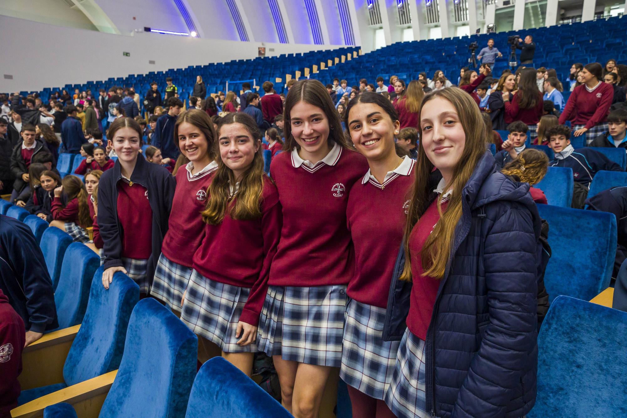 EN IMÁGENES: Así fue la conferencia de la jefa de la Policía Científica de Asturias ante centenares de escolares 

