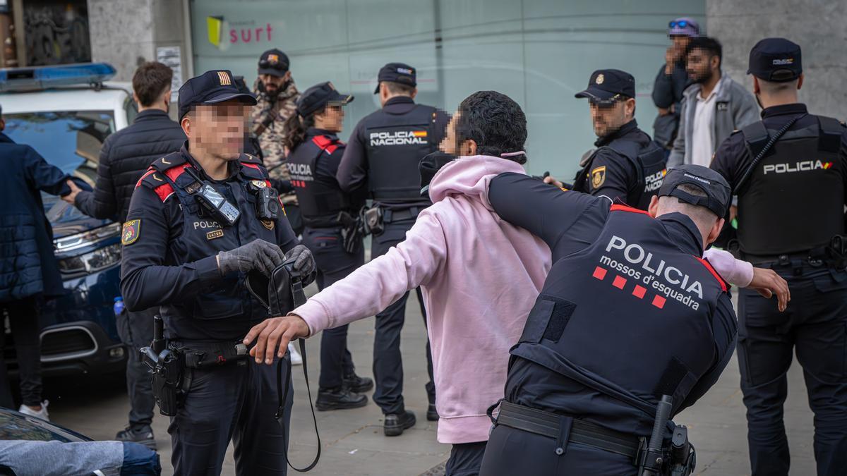 Mil agentes se despliegan en Barcelona, Badalona y LHospitalet en un macrodispositivo contra la multirreincidencia