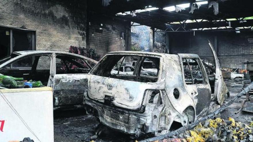 Coches de la red de Pelopincho que ardieron en un sospechoso incendio tras conocerse la sentencia. / i. a.