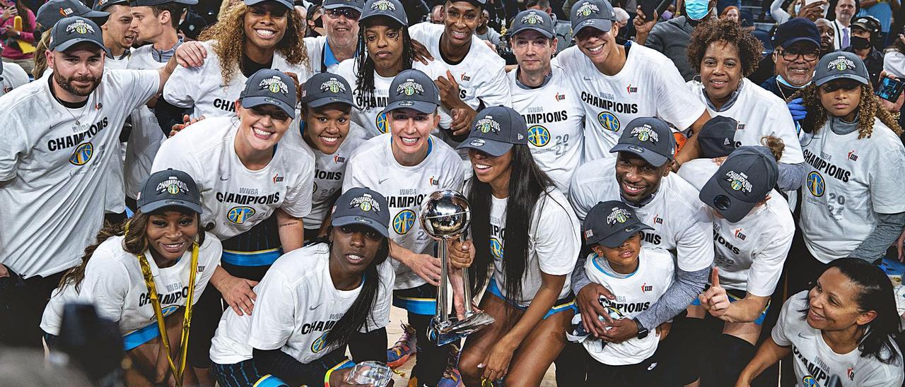 Astou Ndour, en el centro de la imagen en la fila superior –quinta por la derecha–, celebra el título de la WNBA. | | NBA