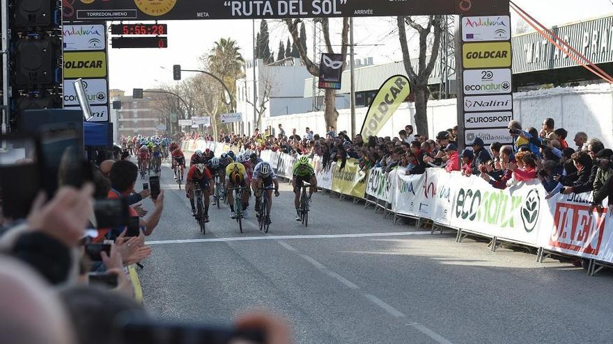Imagen de una llegada al esprint de la pasada Vuelta a Andalucía.
