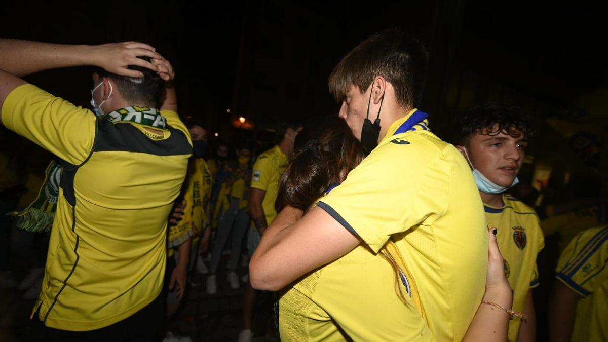 Amor, emoción, euforia... Muchos sentimientos en una imagen tras lograr el título de la Europa League el Villarreal CF.