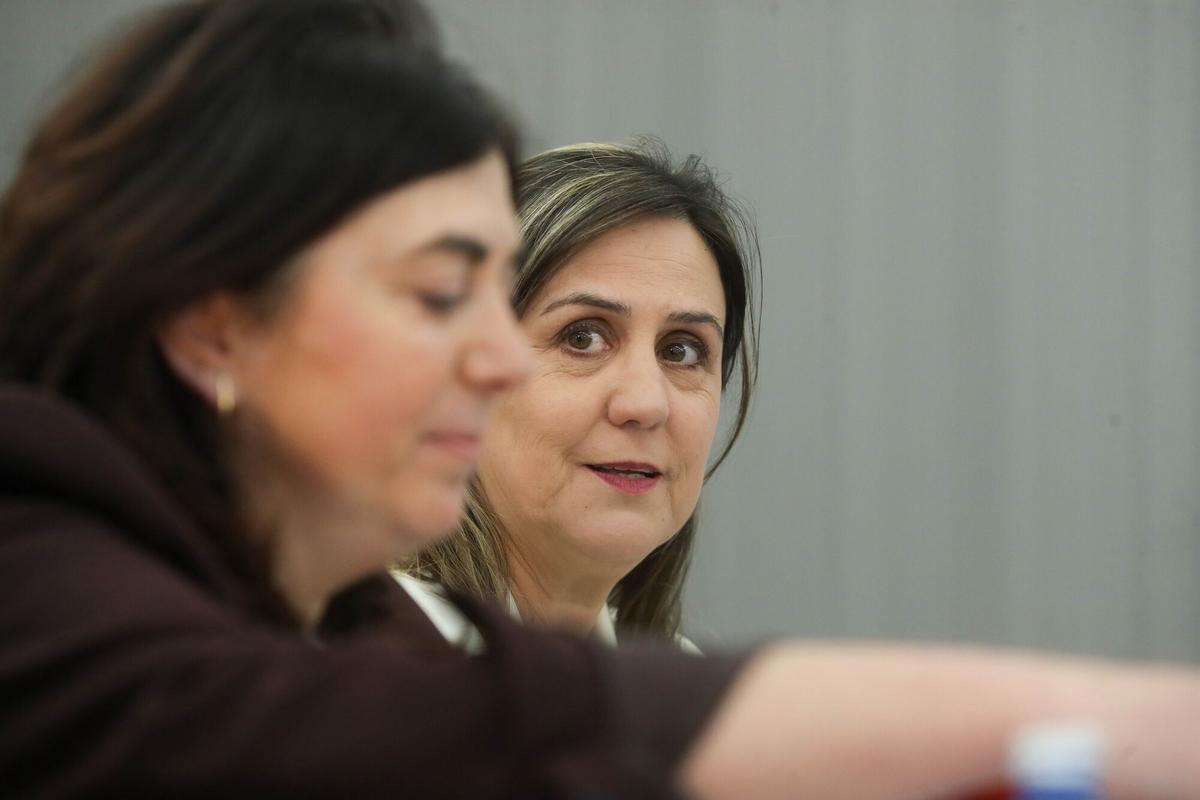 Elena Candia (i) y la concejala tránsfuga del PSOE, María Reigosa (d), hoy en rueda de prensa.