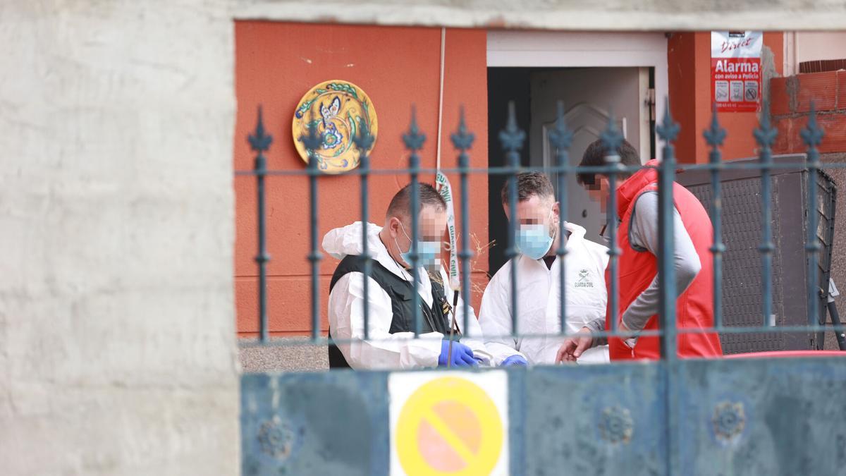 Miembros de la Guardía Civil en el domicilio de la calle Buganvilla de La Algaba (Sevilla) donde ha aparecido esta mañana el cuerpo sin vida de una mujer de 44 años de edad.