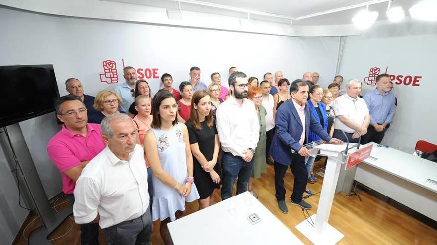 Un momento de la rueda de prensa, ayer, con Serrano y Hernández a la cabeza de los socialistas.