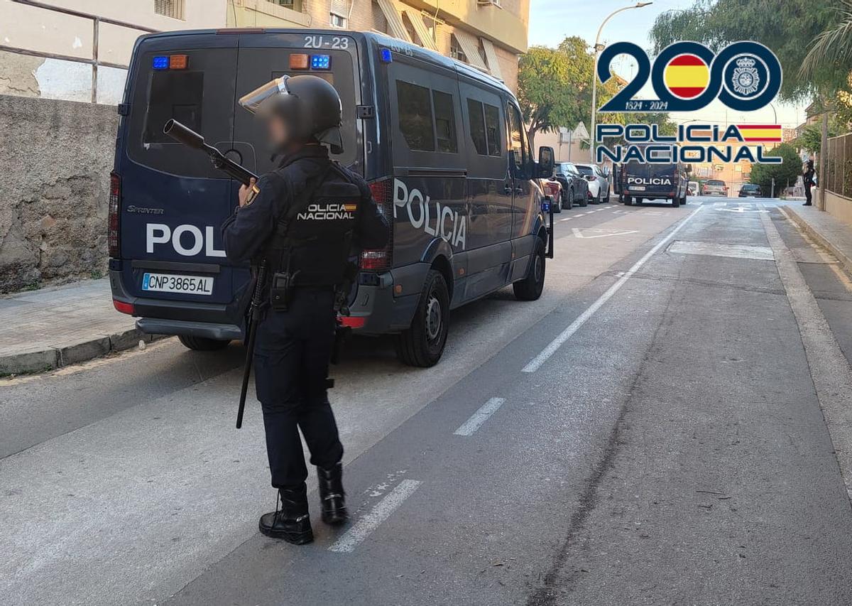 Un momento del operativo policial en el que se practicó la detención.