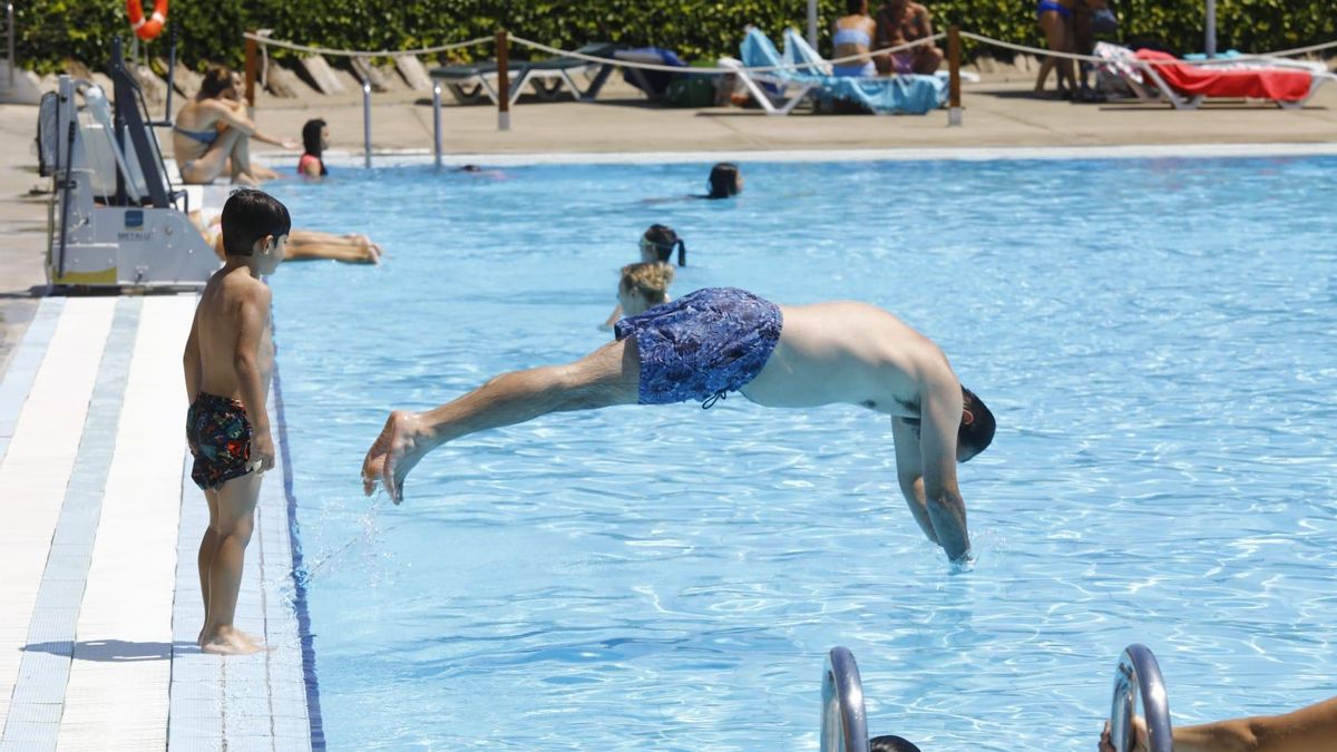 En imágenes I Los zaragozanos combaten en calor en las piscinas y en las fuentes