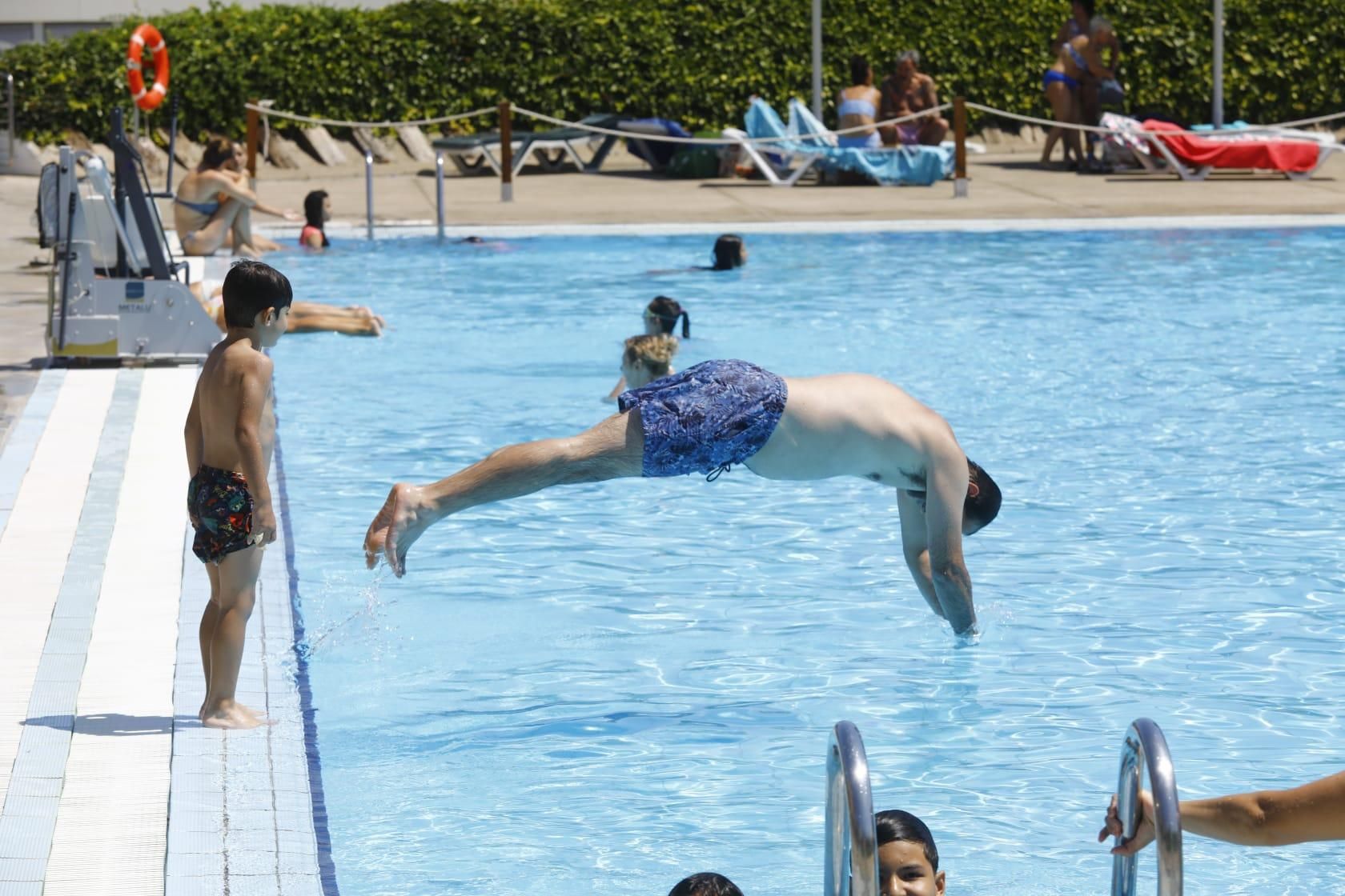 En imágenes I Los zaragozanos combaten en calor en las piscinas y en las fuentes