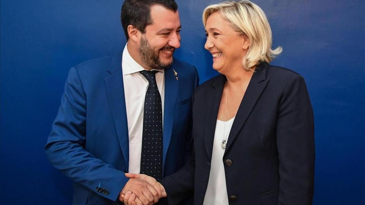 Encuentro del ministro italiano del Interior, Matteo Salvini, y la ultraderechista francesa Marine Le Pen, el pasado octubre, en Roma.