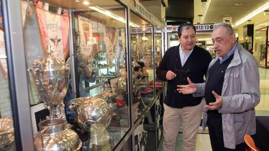 Jorge Bermello Fernández y Alejandro Estévez observan las vitrinas expuestas en el centro comercial Ponte Vella. // Iñaki Osorio