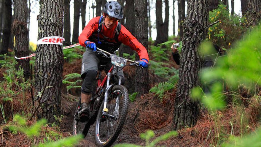 El rider vigués Tony Pérez en una prueba de BTT // Faro