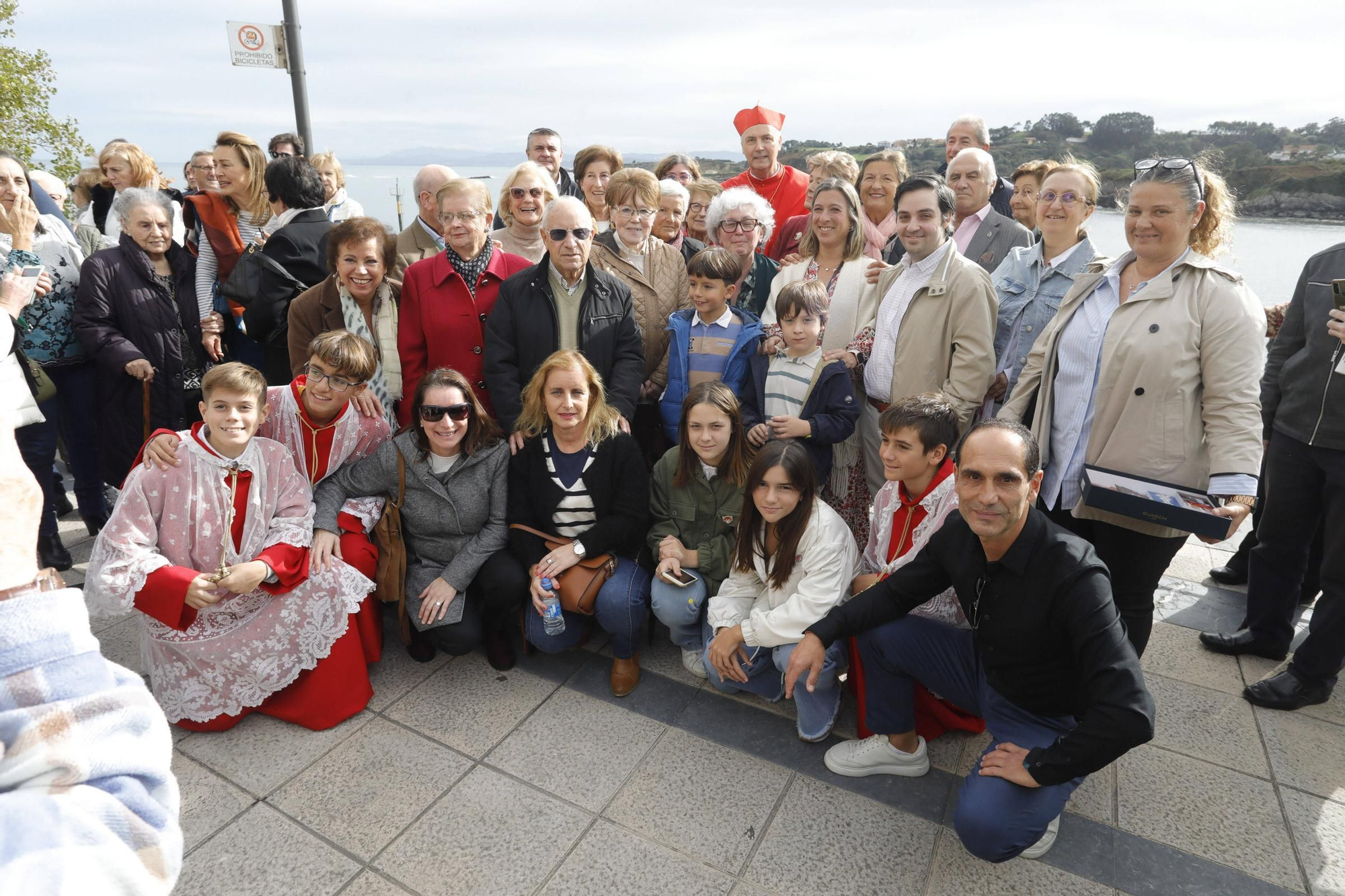 El cardenal Ángel Fernández Artime oficia la primera misa cardenalicia de Gozón en el día de Todos los Santos en la parroquia de Santa María de Luanco