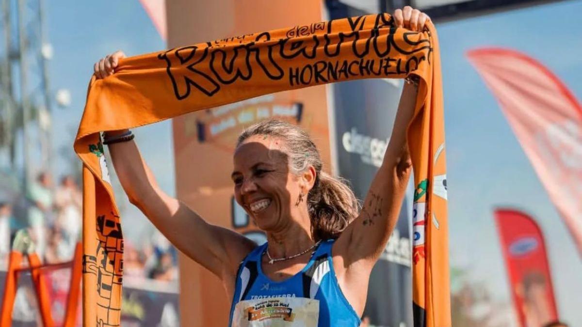 Carmen Gutiérrez celebra la victoria en la pasada edición de la carrera Ruta de la Miel.