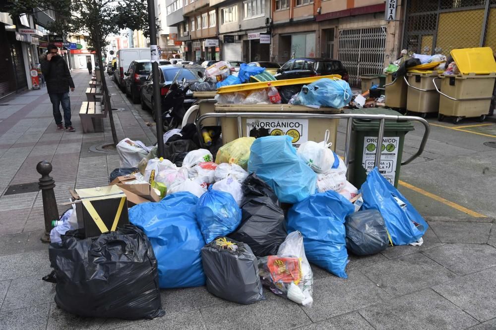 Basura sin recoger en las calles de A Coruña